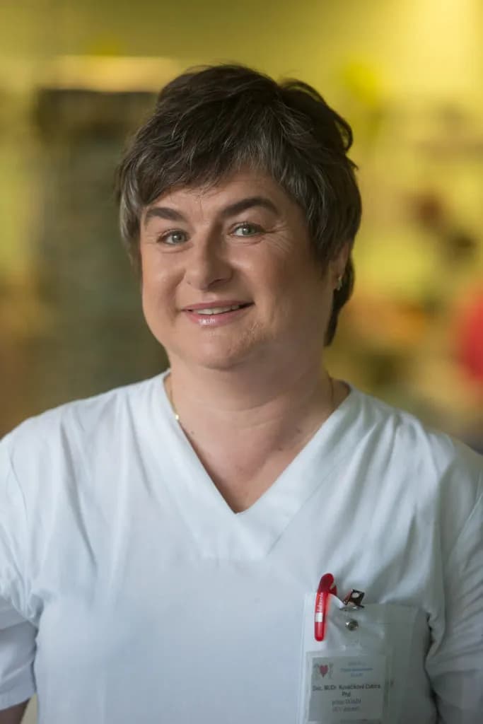 Usmiata lekárka v bielom oblečení s menovkou Doc. MUDr. Kovačíková Ľubica na vrecku
