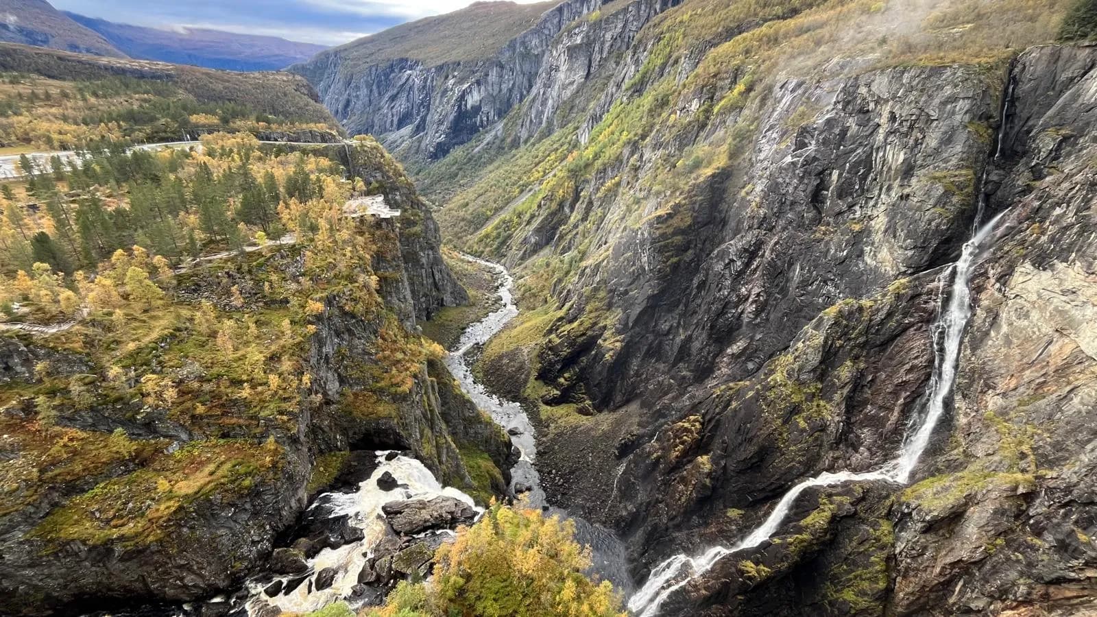 Kaňon a vodopád Vøringsfossen pri Eidfjorde v Nórsku