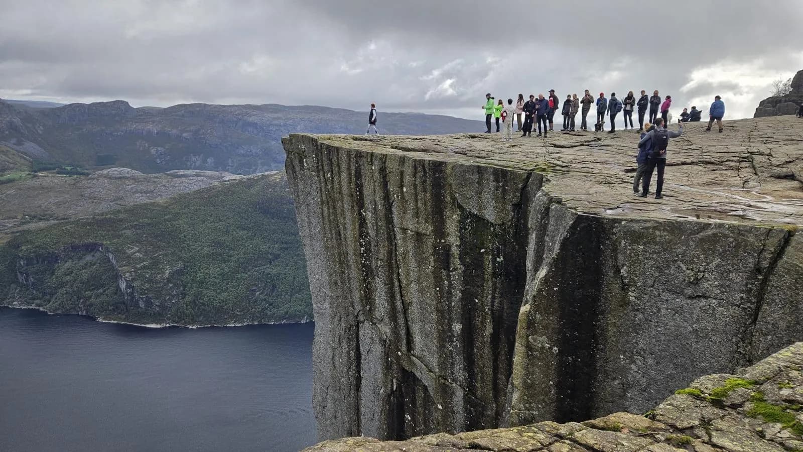 Skalná plošina Preikestolen (Kazateľnica) nad Lysefjordom s davom turistov