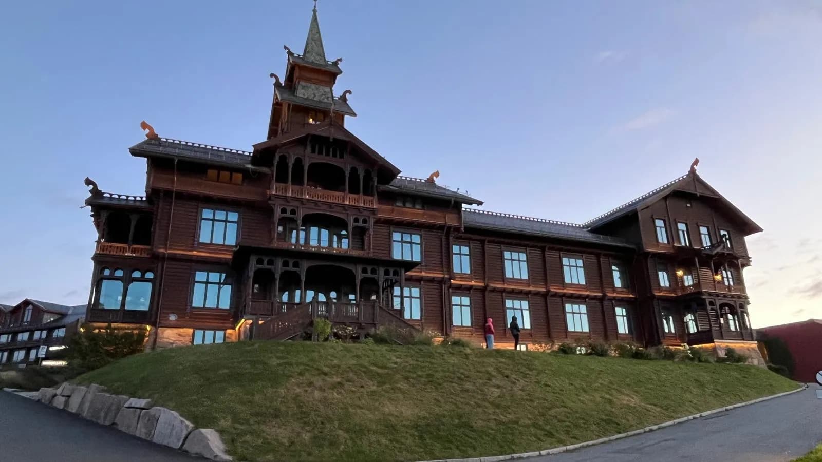 Drevený historický hotel v štýle nórskej architektúry v Osle pod Holmenkollenom