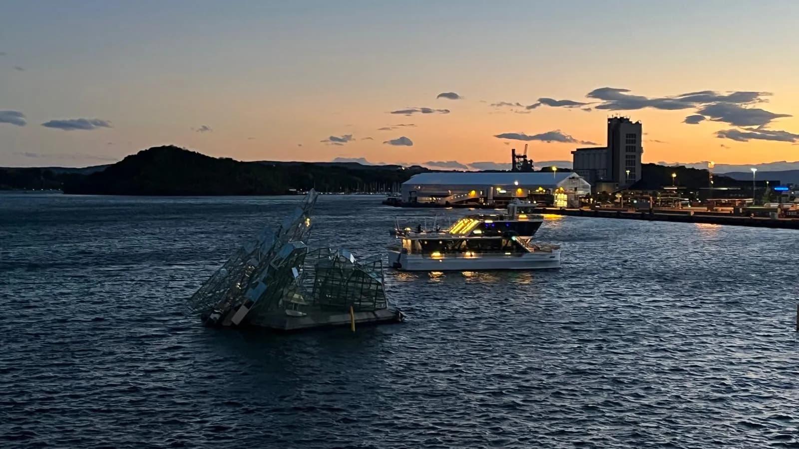 Oslo fjord a prístav pri západe slnka s osvetlenými loďami