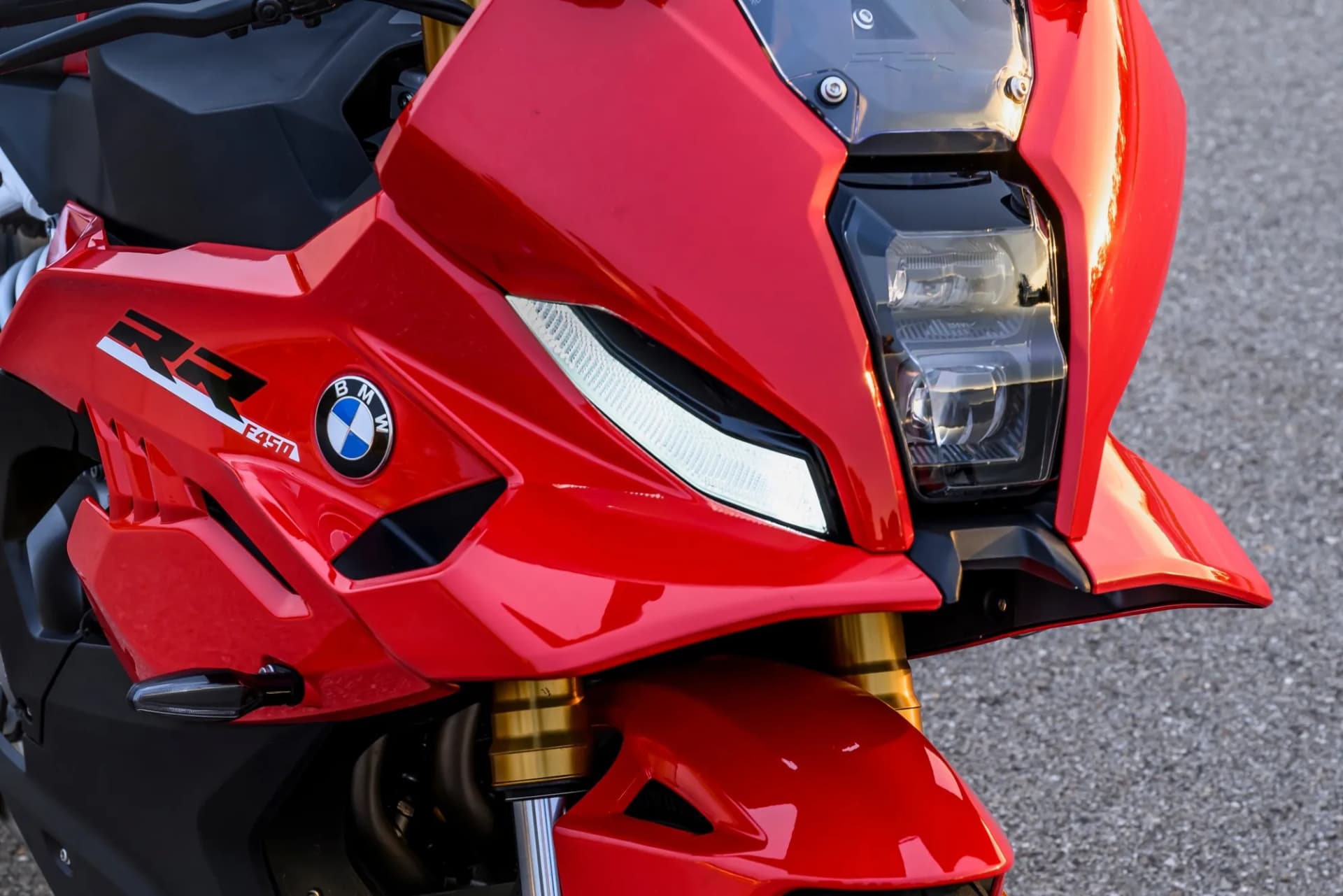 Detail kapotáže a LED svetlometu s denným svietením BMW F 450 RR
