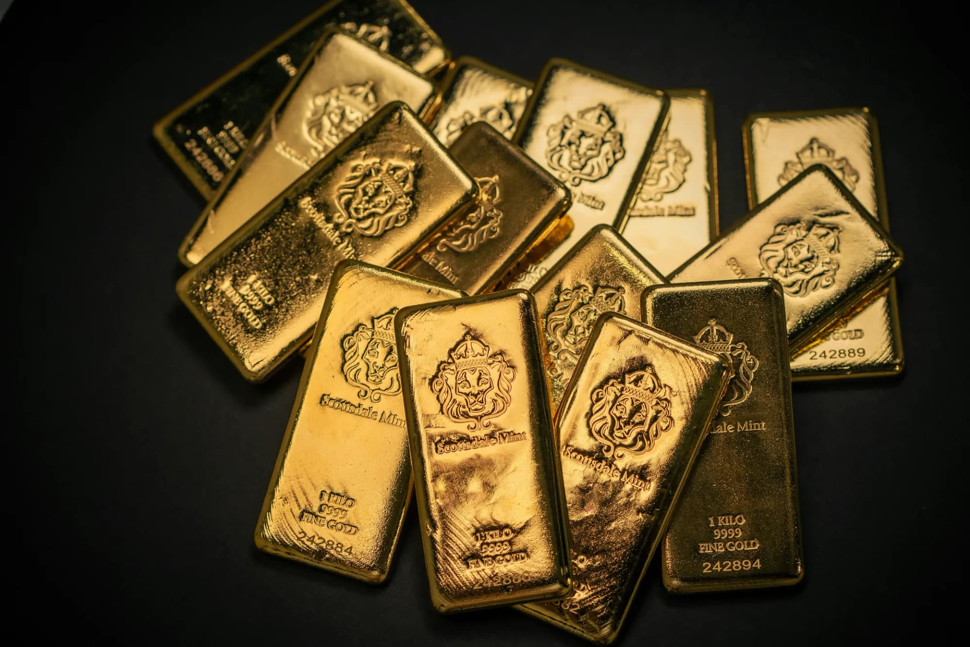 Detail zlatých tehál s vyrazeným označením Fine Gold a rýdzosťou 9999