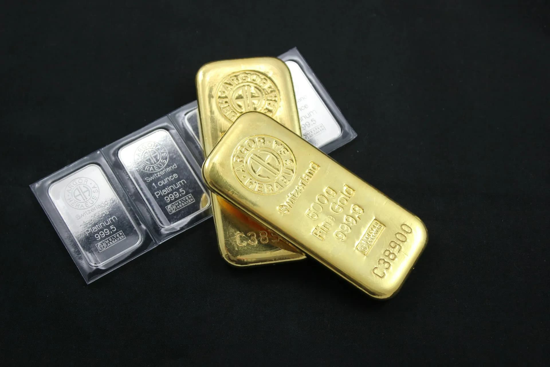 Zlatá tehla Argor-Heraeus 500 g Fine Gold 999,9 a platinové tehličky 1 ounce v priehľadnom obale