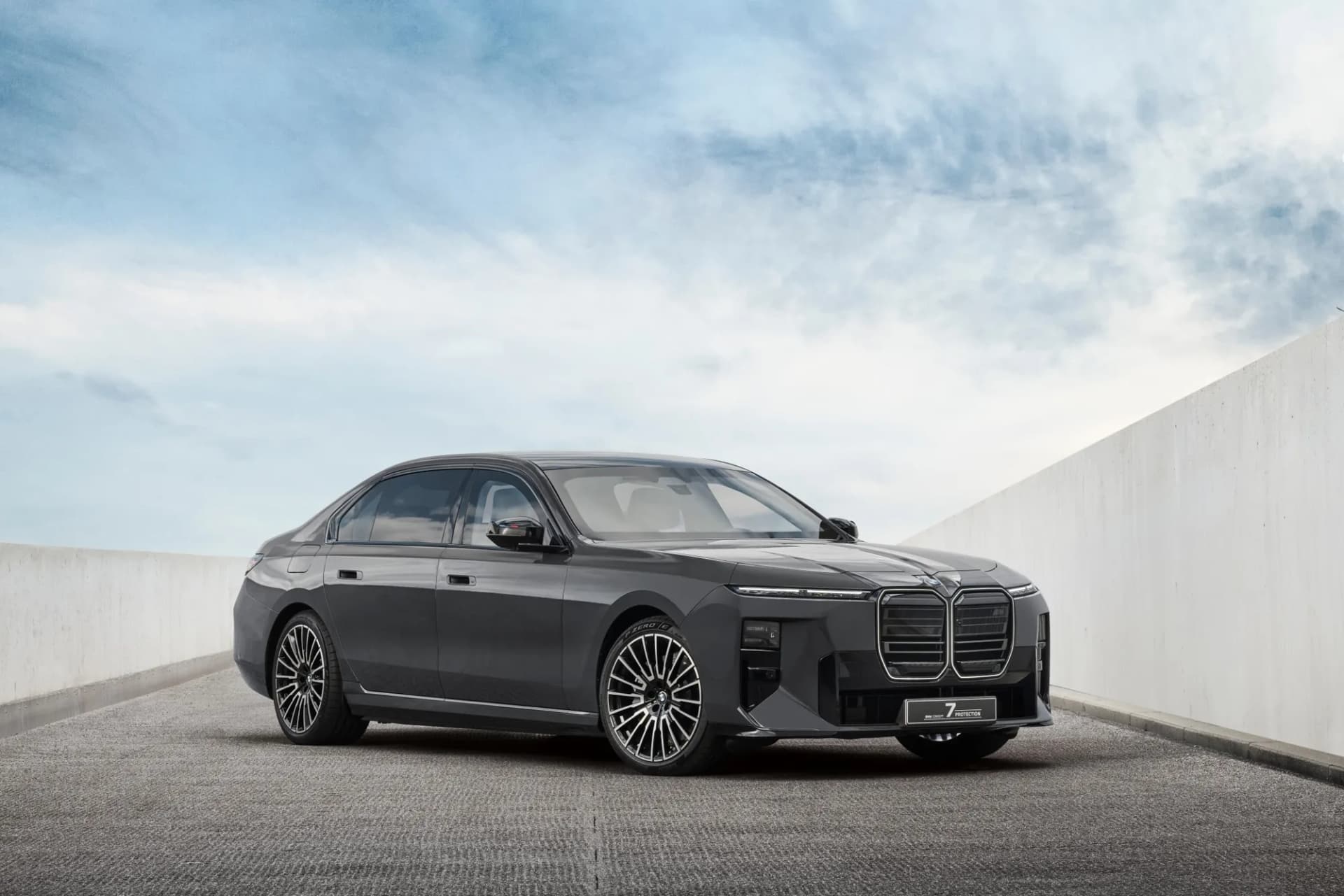 Štúdia BMW Concept 7 Protection: luxusný sedan radu 7 so špeciálnou ochranou, predný pohľad