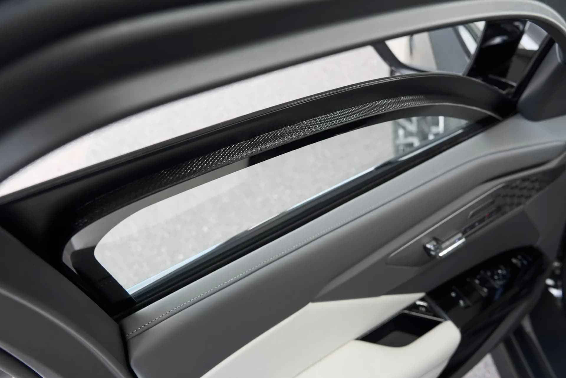 Detail dverí a hrubého nepriestrelného skla v štúdii BMW Concept 7 Protection