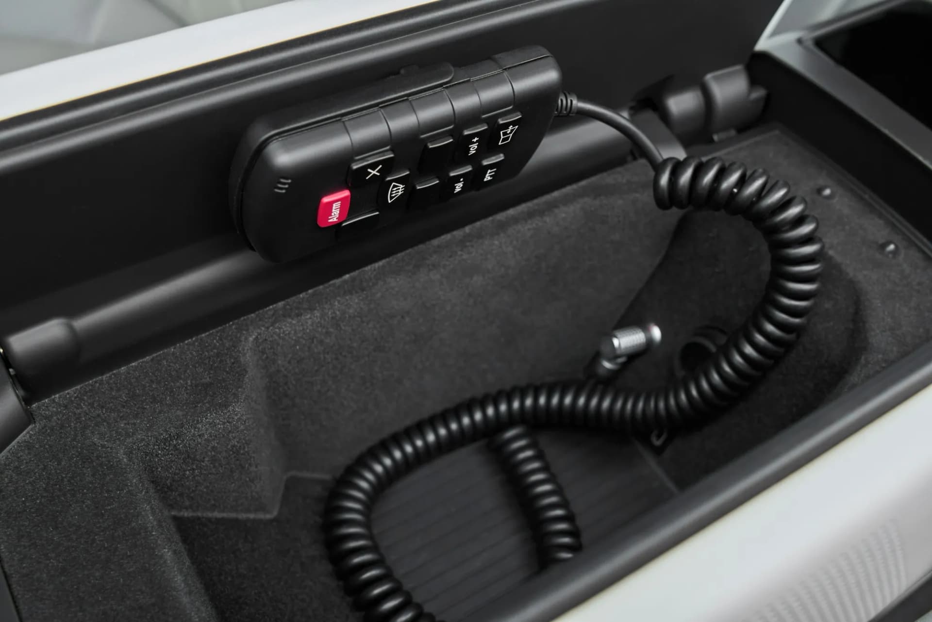 Ovládací prvok interkomu a systému varovania pred útokom v BMW Concept 7 Protection
