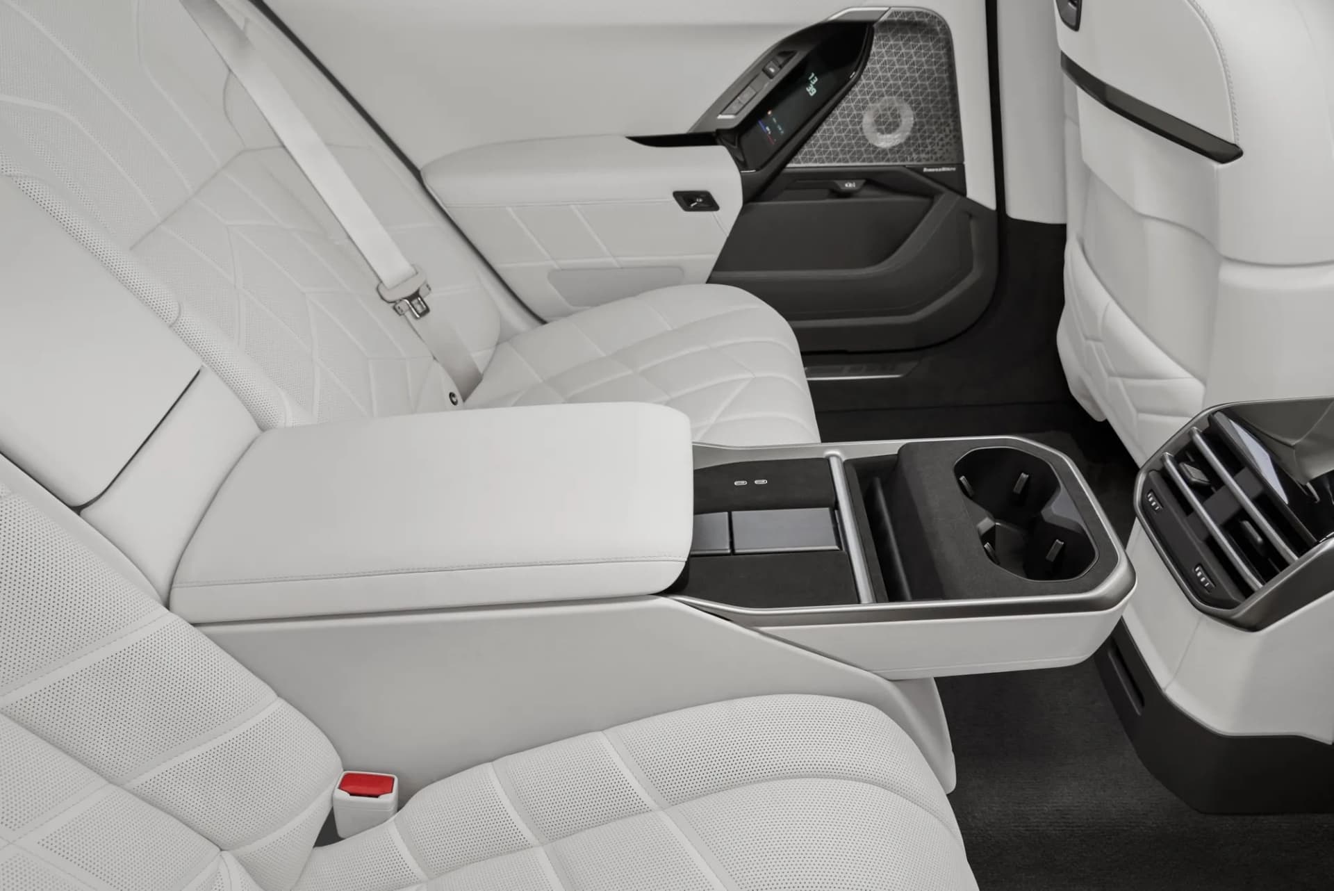 Zadná konzola BMW Individual so skladacím stolíkom a chladiacim boxom v BMW Concept 7 Protection